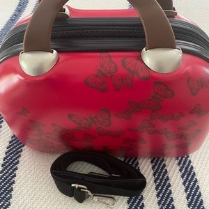 Travel hand bag in red